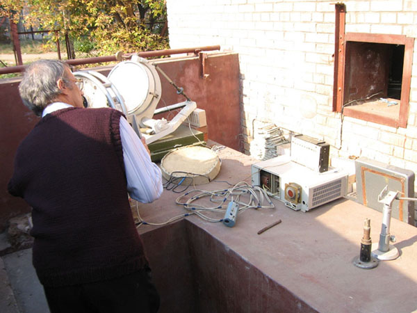 М.П. Татарников готовит солнечный телескоп к работе.