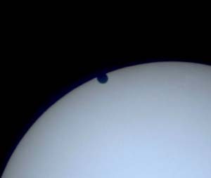 Венера во время прохождения по диску Солнца 8 июня 2004 г.